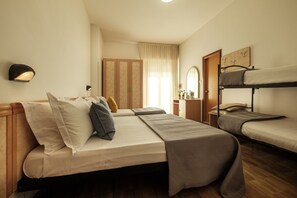 Family Room | Desk, laptop workspace, free WiFi, bed sheets - Hotel Oceanic (Rimini)
