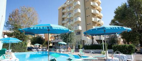 Una piscina al aire libre de temporada