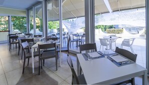 Tägliches inbegriffenes kontinentales Frühstück