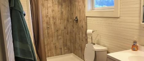 Bañera con ducha, secador de pelo, toallas, jabón