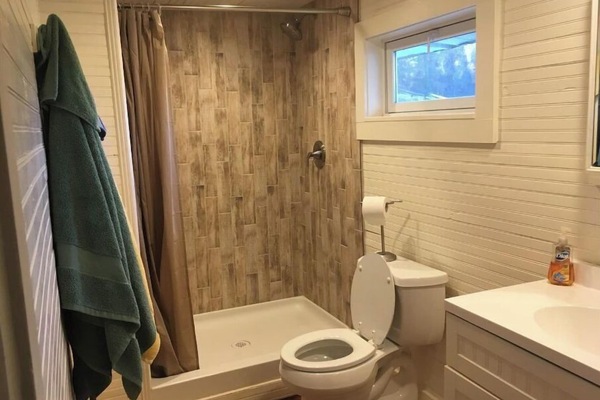 Ensemble douche/baignoire, sĂšche-cheveux, serviettes fournies, savon