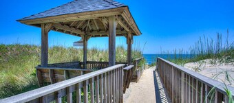 QCB5 Saltaire Sunrise * Oceanfront * Community Pool * Walk to Restaurants & Shops