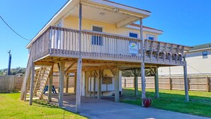 A two-story house with a balcony and a covered porch. - High Five: Classic OBX Escape Near the Beach (Kill Devil Hills)
