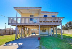 Exterior - High Five: Classic OBX Escape Near the Beach (Kill Devil Hills)