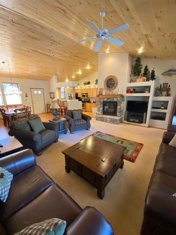 Fireplace, DVD player - Great Cabin in Torreon Community of Show Low (Show Low)