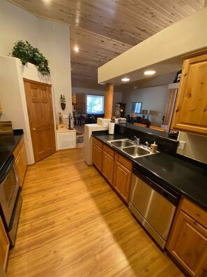 Fridge, oven, dishwasher, coffee/tea maker - Great Cabin in Torreon Community of Show Low (Show Low)