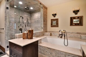 Badewanne und Dusche (separat), Whirlpool, Haartrockner, Handtücher