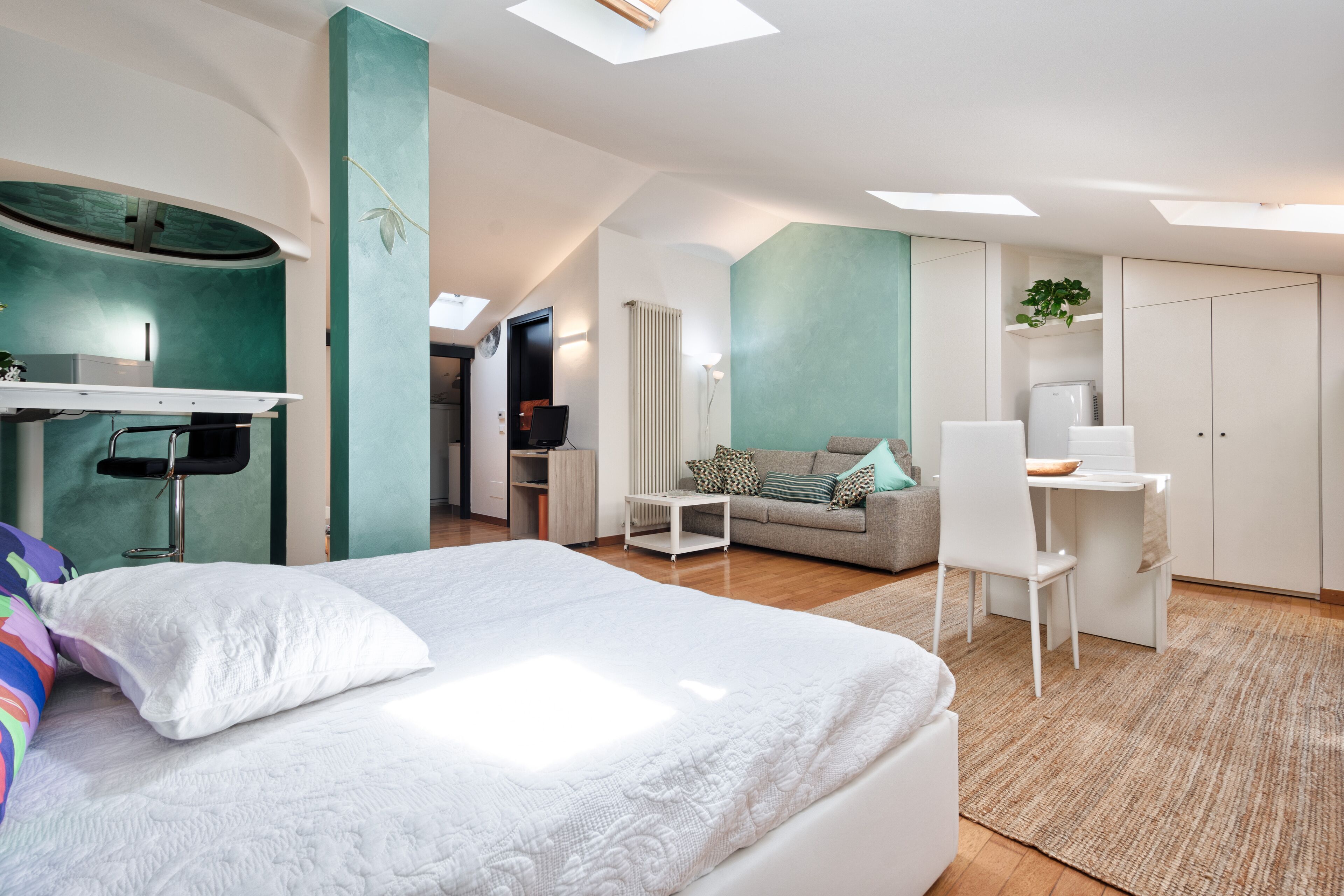 1 habitación, escritorio, tabla de planchar con plancha y cuna de viaje 