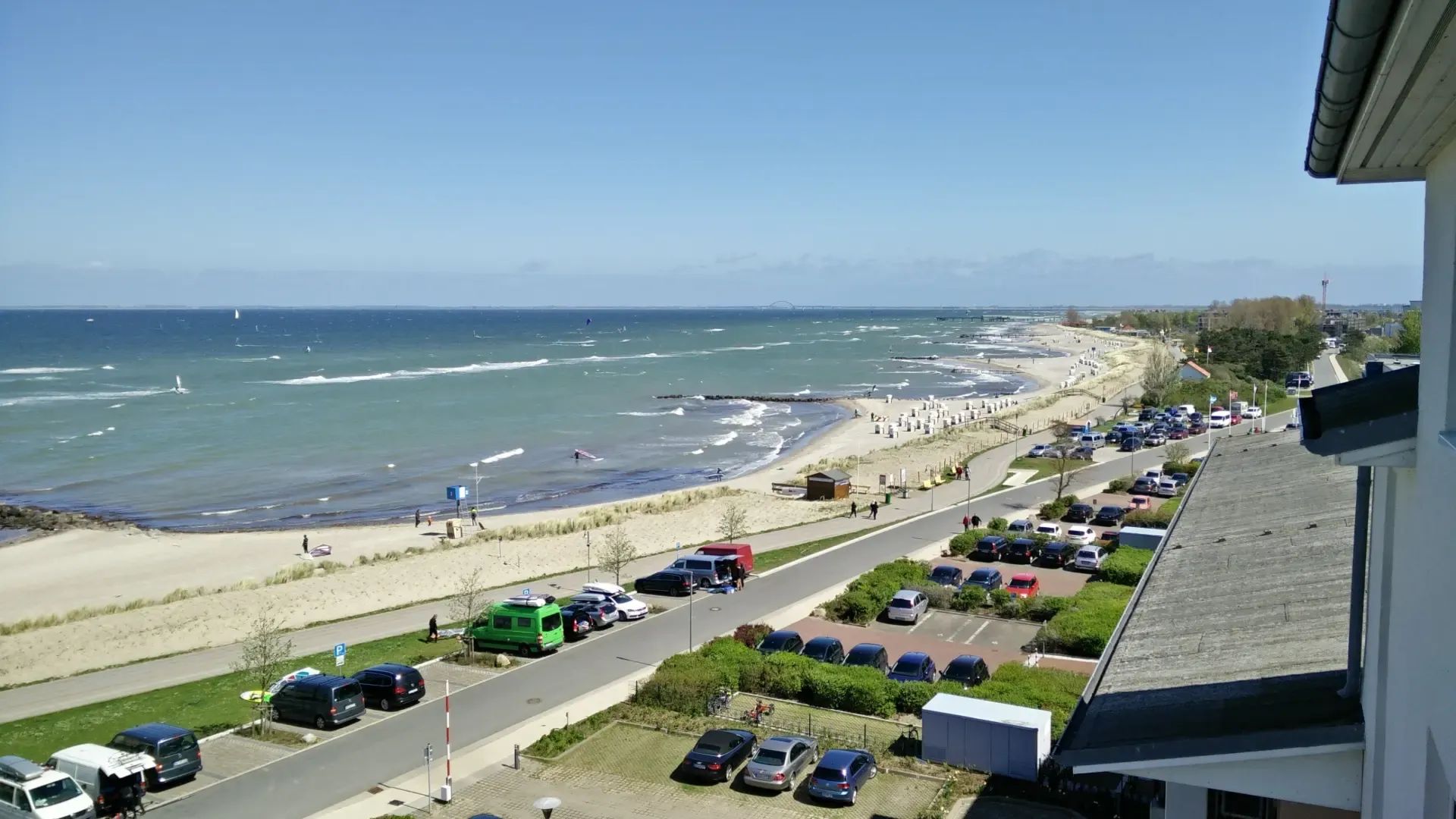 Strandpromenade Steinwarder mit Strandkörben, Spaziergängern und Windsurfern auf der Ostsee - Balkon