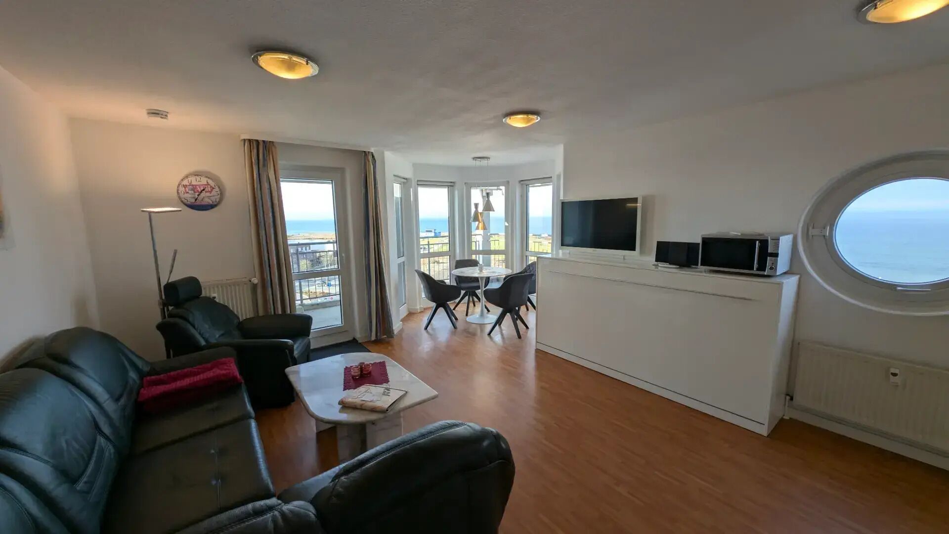Smart-TV, Tischtennisplatte, Stereoanlage