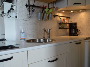 Refrigerador, microondas, parrilla de estufa y cafetera y tetera 