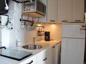 Réfrigérateur, four à micro-ondes, surface de cuisson, cafetière-théière