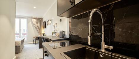 Réfrigérateur, micro-ondes, plaque de cuisson, cafetière/bouilloire