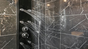 Dusche mit Handbrause