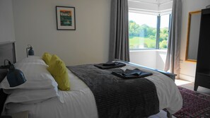 4 bedrooms, desk, iron/ironing board, travel crib - Echium Heights, 4 bed retreat, secluded with views (Ilfracombe)