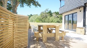 Outdoor dining - Echium Heights, 4 bed retreat, secluded with views (Ilfracombe)