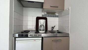 Micro-ondes, plaque de cuisson, cafetiĂšre/bouilloire, grille-pain