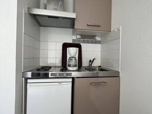 Mikrowelle, Herdplatte, Wasserkocher mit Kaffee-/Teezubehör, Toaster