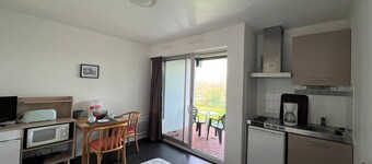 Central Cambo studio with terrace and parking, pets allowed