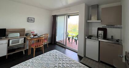 Central Cambo studio with terrace and parking, pets allowed
