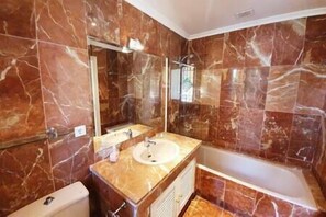 Combined shower/bathtub - Large Apartment, Private Garden with Beach access (Estepona)