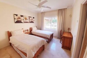 3 bedrooms, WiFi - Large Apartment, Private Garden with Beach access (Estepona)