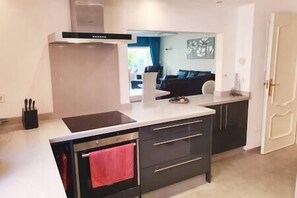 Private kitchen - Large Apartment, Private Garden with Beach access (Estepona)