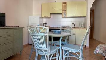 Fridge, cookware/dishes/utensils, dining tables