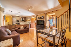 Een televisie, tafelvoetbal en een tafeltennistafel