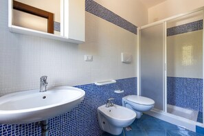 Appartement | Salle de bain | Douche, sèche-cheveux