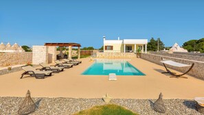Una piscina al aire libre de temporada