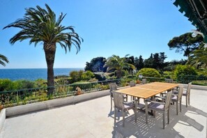 Outdoor dining - Villa De Rêve Sur La Mer, Piscine, St-cyr-sur-mer (Saint-Cyr-sur-Mer)