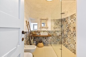 House | Bathroom | Shower, hair dryer - 2124 I Colmi Trulli Suites (Martina Franca)