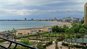 Un paisaje urbano costero con una playa, edificios de hotel y vistas al mar.