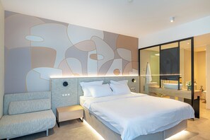 Escritorio, espacio para trabajar con laptop y wifi gratis 