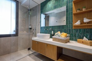 Douche, sèche-cheveux, serviettes fournies