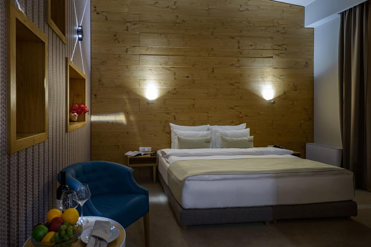 Gallery kamer | 1 slaapkamer, luxe beddengoed, bedden met traagschuimmatras, een minibar