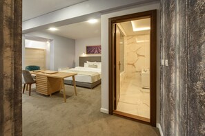 Premium Spa Room | 起居區 | 32-公分 LCD 液晶電視、有線頻道、電視
