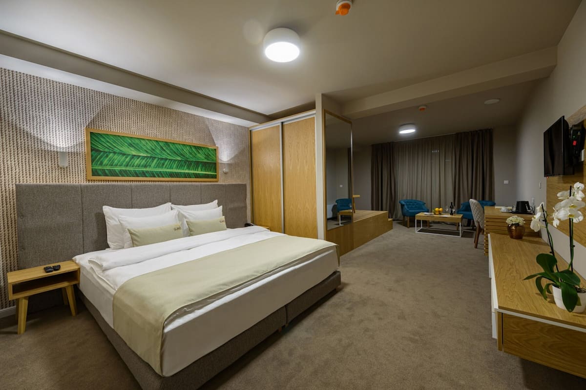 Superior Spa Room | 1 slaapkamer, luxe beddengoed, bedden met traagschuimmatras, een minibar