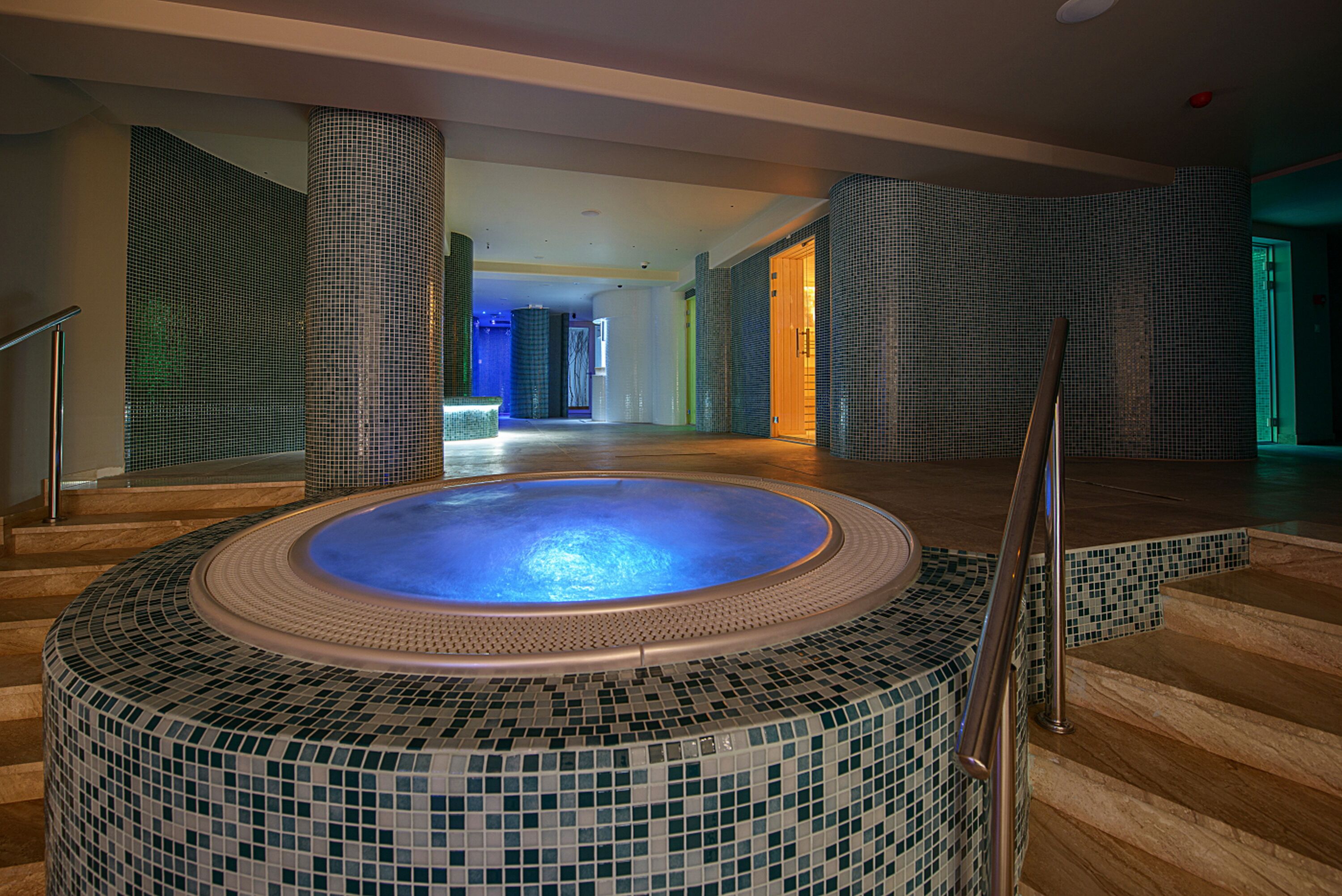 Sauna, tina de hidromasaje y masajes 