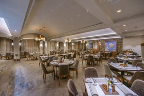 Café da manhã com buffet grátis todos os dias