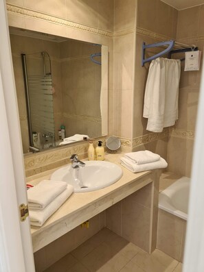 Combined shower/bathtub, hair dryer, bidet, towels - Beautiful house CABOPINO Golf, MARBELLA (Marbella)