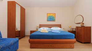 1 bedroom, desk, free WiFi, bed sheets