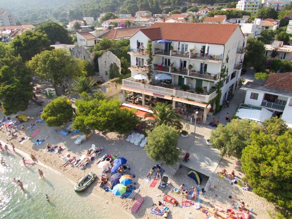 Un hôtel situé sur la côte, avec un accès direct à la plage, de nombreux balcons et un espace piscine.