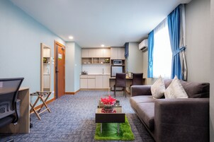 Suite | In-room safe, desk, laptop workspace, blackout drapes