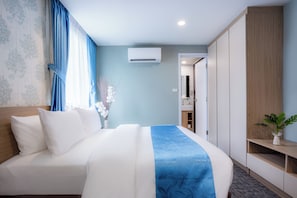 Suite | In-room safe, desk, laptop workspace, blackout curtains