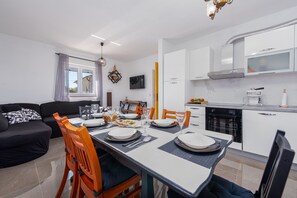 Fridge, microwave, oven, stovetop - Villa Moki ZadarVillas (Benkovac)