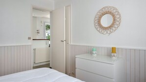 A bedroom with a bed, a dresser, and a mirror on the wall. - 200m from the beach, cosy house for 4 (La Baule-Escoublac)