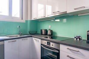 Fridge, microwave, oven, dishwasher - Plaka Central 1BR by JJ Hospitality (Athina)