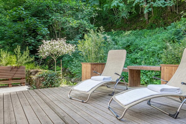 Familie huis, meerdere slaapkamers (House By The Stream) | Terras